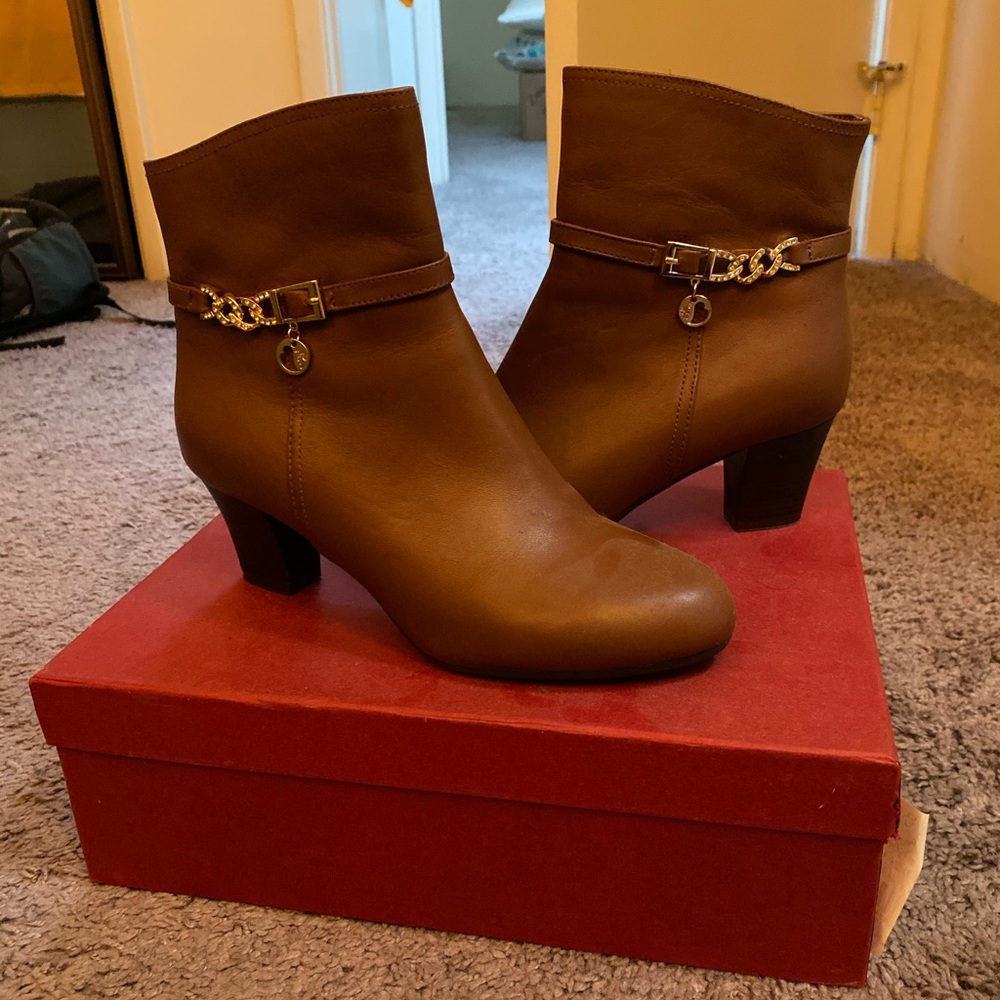 Never worn size 7 Fuguiniao Brown Boots